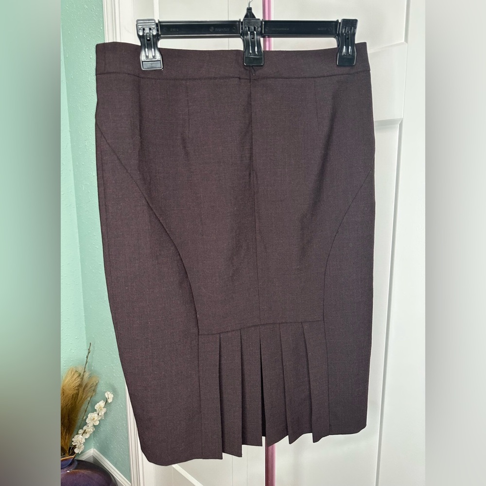 Body by Victoria Victoria Secret, brown, pleated textured pencil skirt size 2